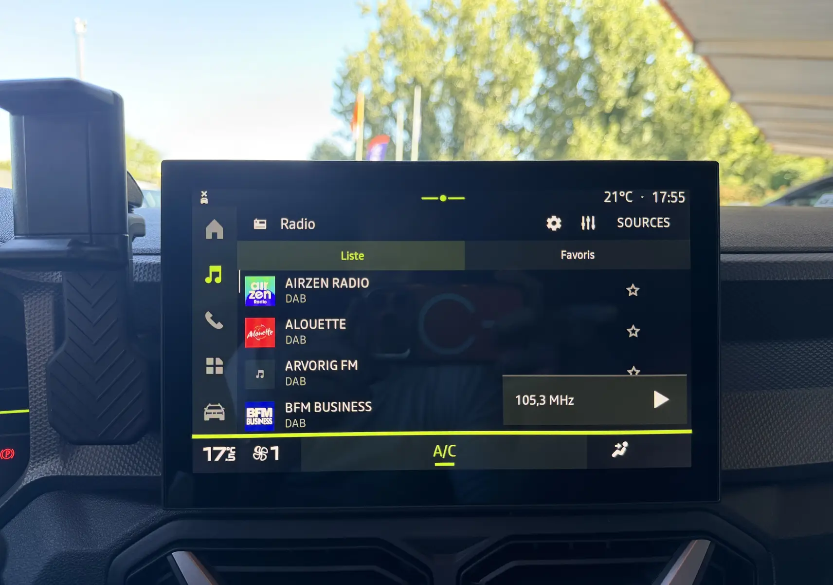 Vue de face du Dacia Duster Hybrid 155 Journey noir, mettant en valeur les barres de toit et les jantes alliage 18 pouces.