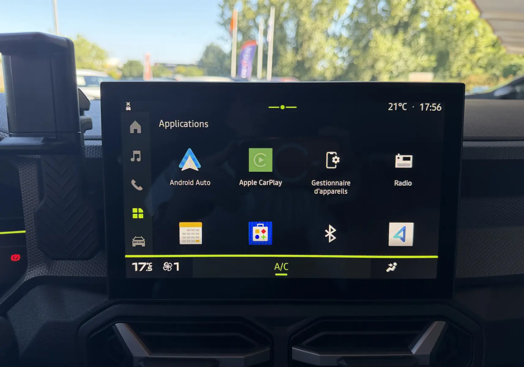 Écran tactile central du tableau de bord du Dacia Duster Hybrid 155 Journey affichant les applications connectées.