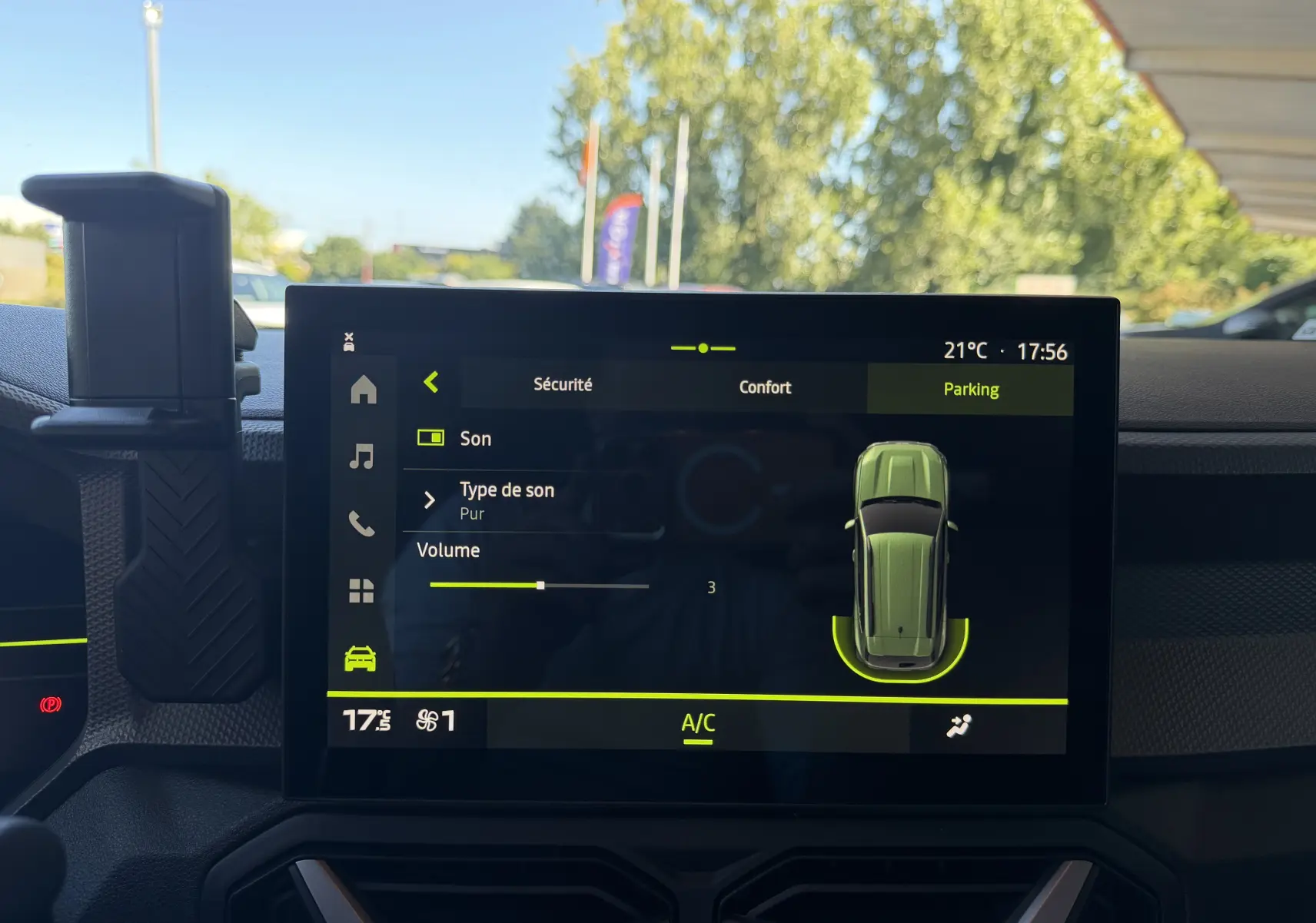 Vue intérieure centrée sur l'écran tactile du tableau de bord du Dacia Duster Hybrid 155 Journey, affichant l'interface de parking.