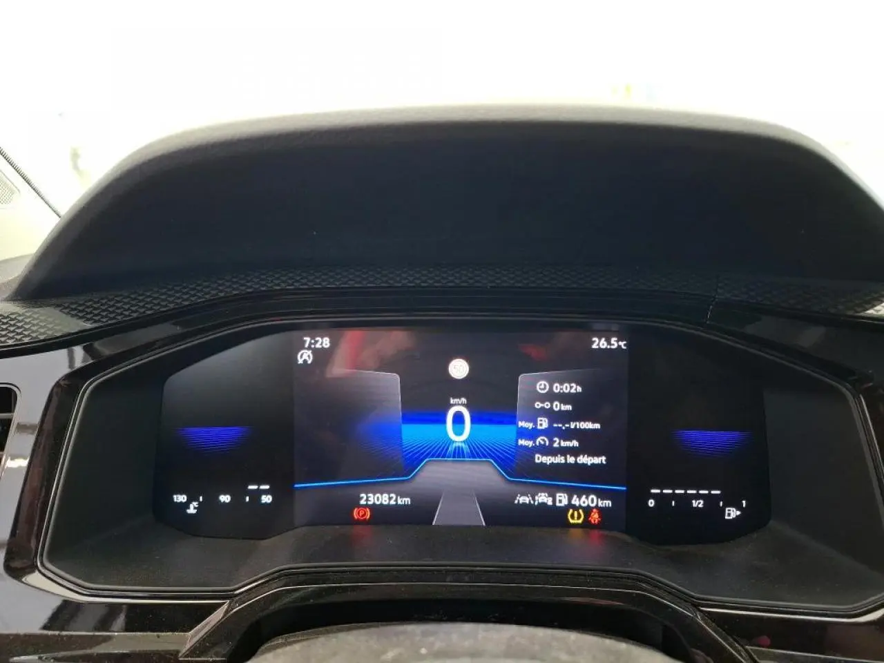Tableau de bord numérique 8 pouces de Volkswagen Polo 2024 affichant la vitesse à 0 km/h et informations de conduite.