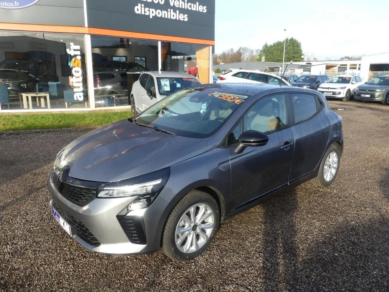 Renault Clio 1.5 Blue dCi 2025 gris schiste vue 3/4 avant droit avec jantes alliage et feux LED.