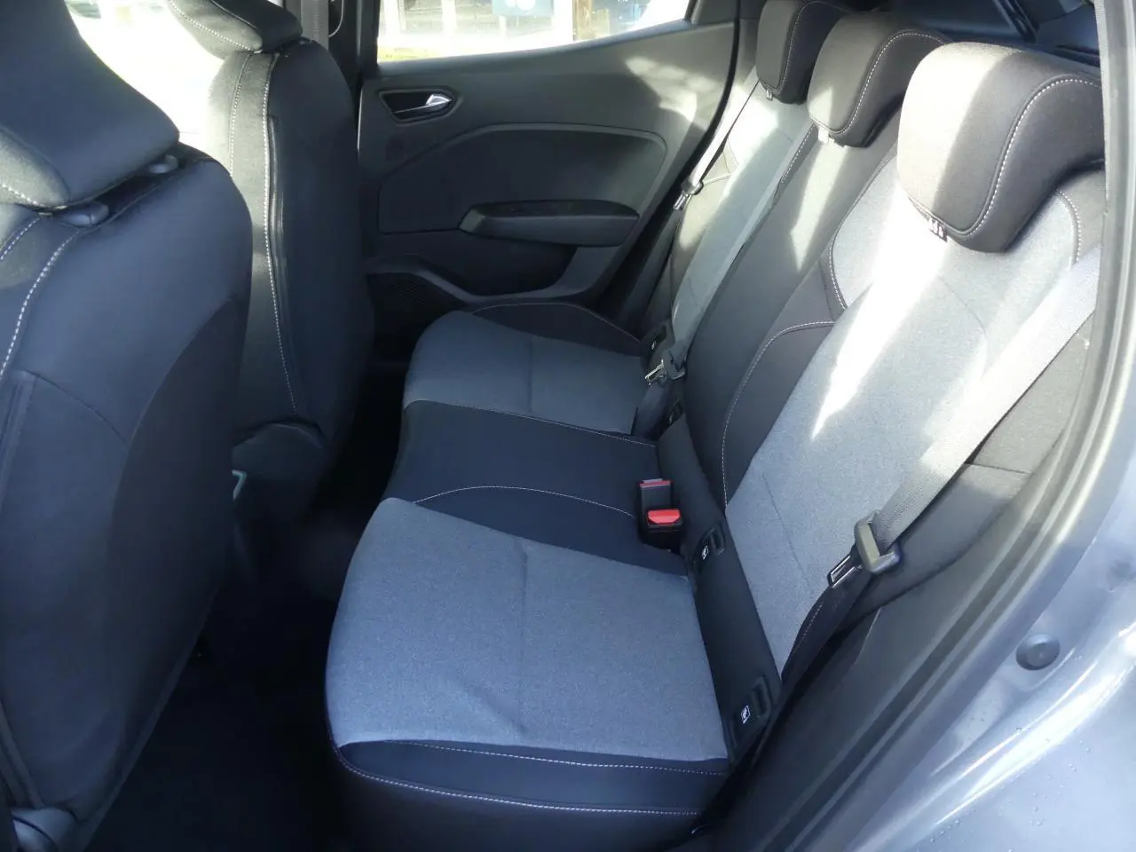 Vue côté droit de la banquette arrière gris clair et noir de la Renault Clio 1.5 Blue dCi 2025 en Gris Schiste.