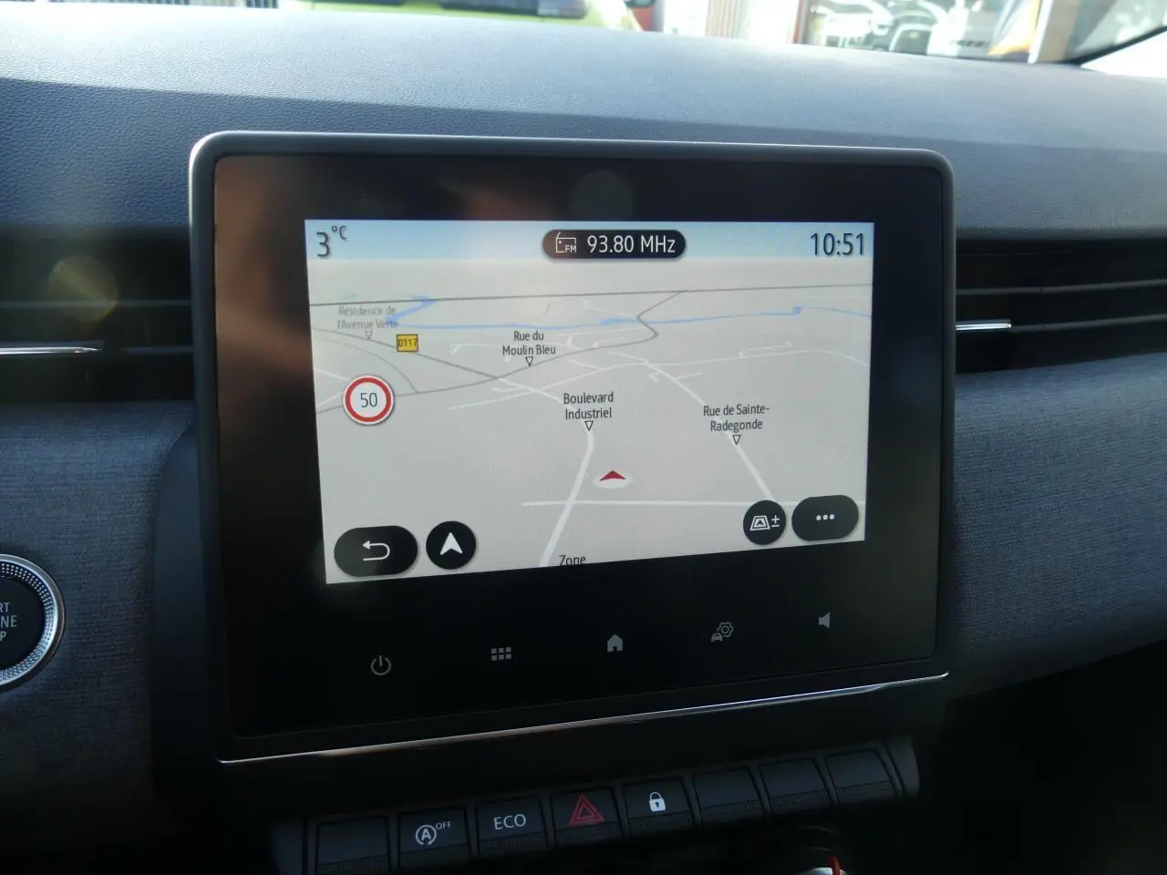 Écran tactile 7 pouces du système de navigation Easy Link dans le tableau de bord de la Renault Clio gris schiste.