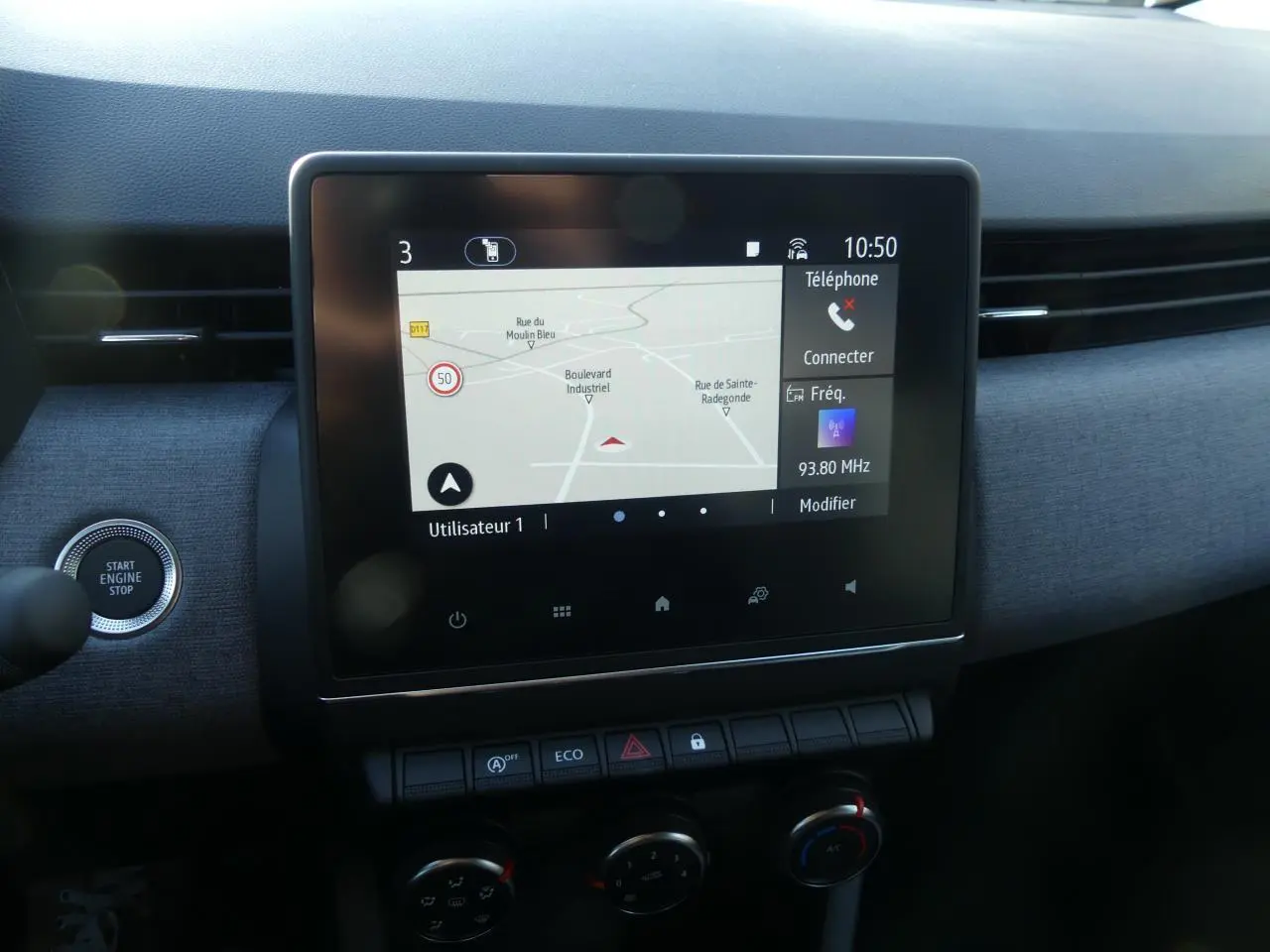 Vue rapprochée de l'écran tactile 7 pouces du système multimédia Easy Link dans l'habitacle gris d'une Renault Clio 2025.