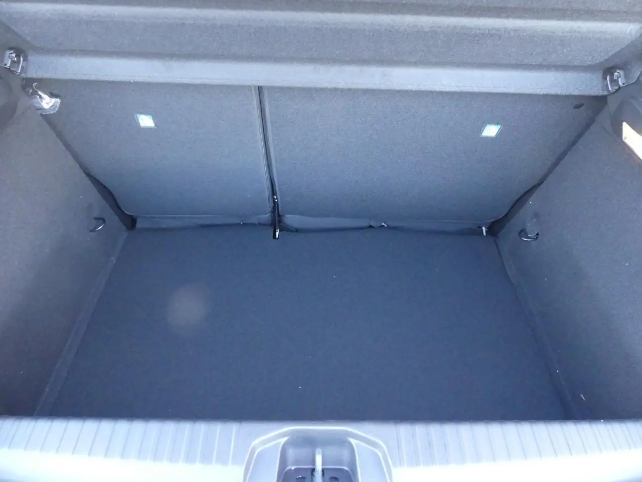 Coffre vide vu de dessus de la Renault Clio 1.5 Blue dCi gris schiste, intérieur tissu noir.