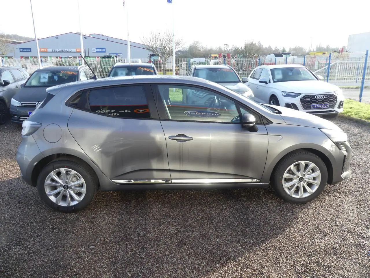 Profil côté gauche d'une Renault Clio 1.5 Blue dCi gris schiste avec jantes alliage et poignées couleur carrosserie.