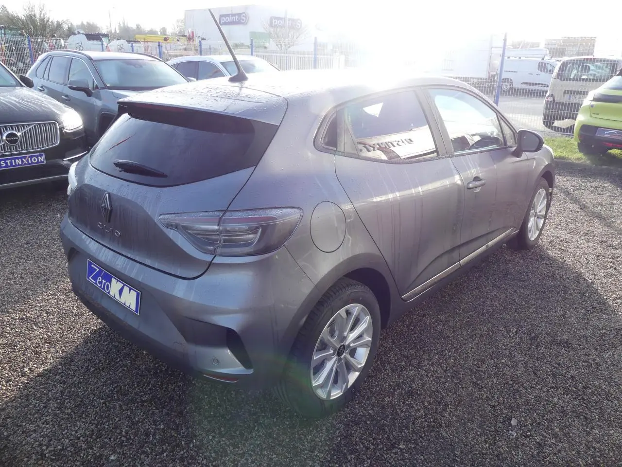 Vue 3/4 arrière droite d'une Renault Clio gris schiste avec feux arrière LED et jantes alliage.