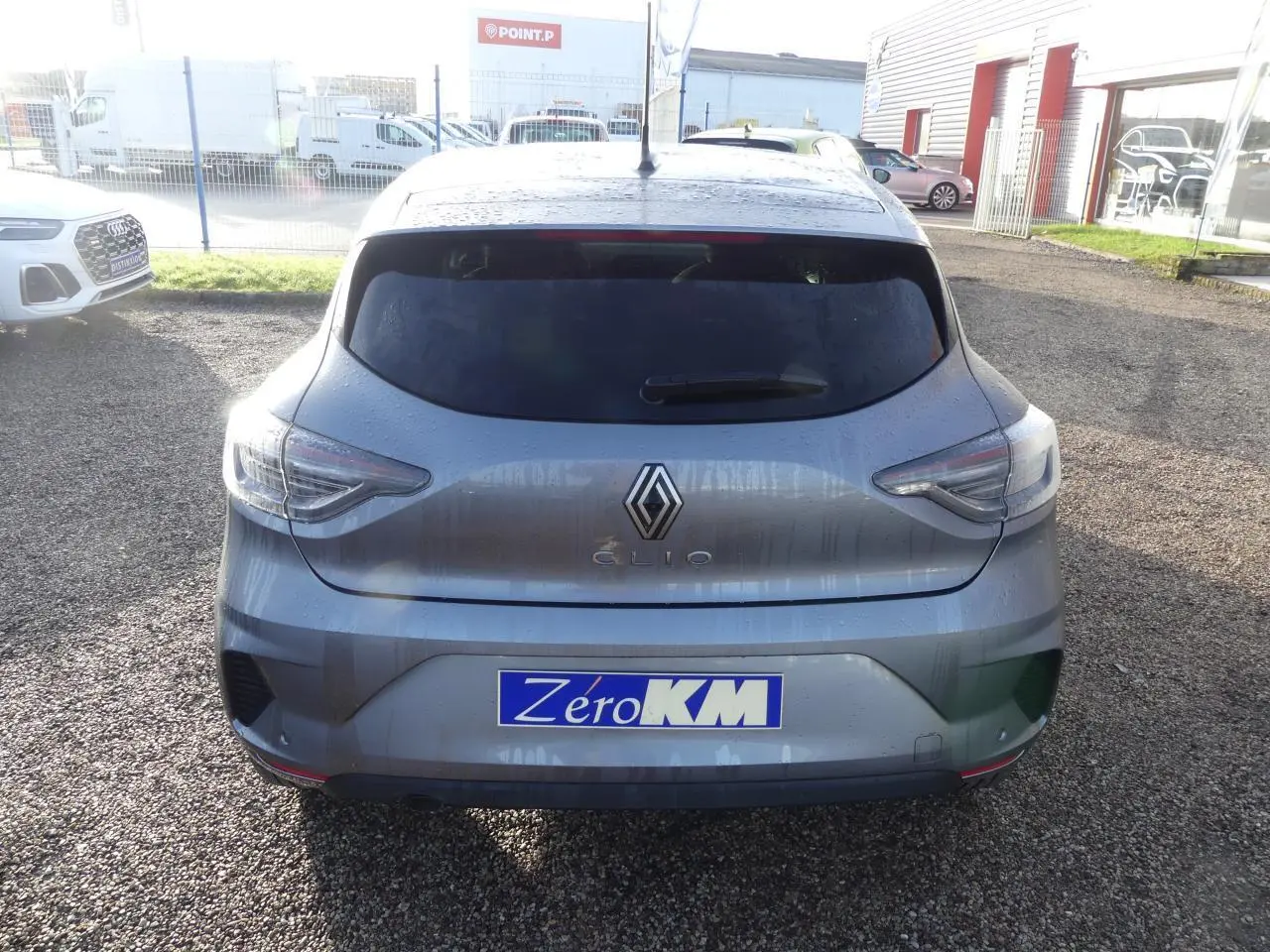 Vue arrière d'une Renault Clio 1.5 Blue dCi gris schiste avec feux arrière LED et logo chromé Renault.