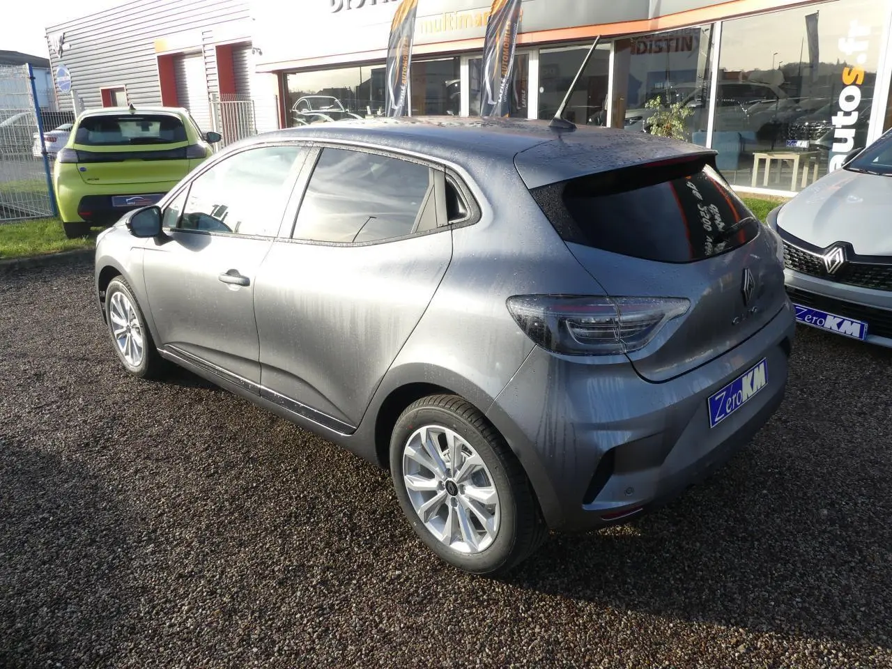 Vue 3/4 arrière droite d'une Renault Clio 1.5 Blue dCi gris schiste avec feux arrière LED et jantes alliage.