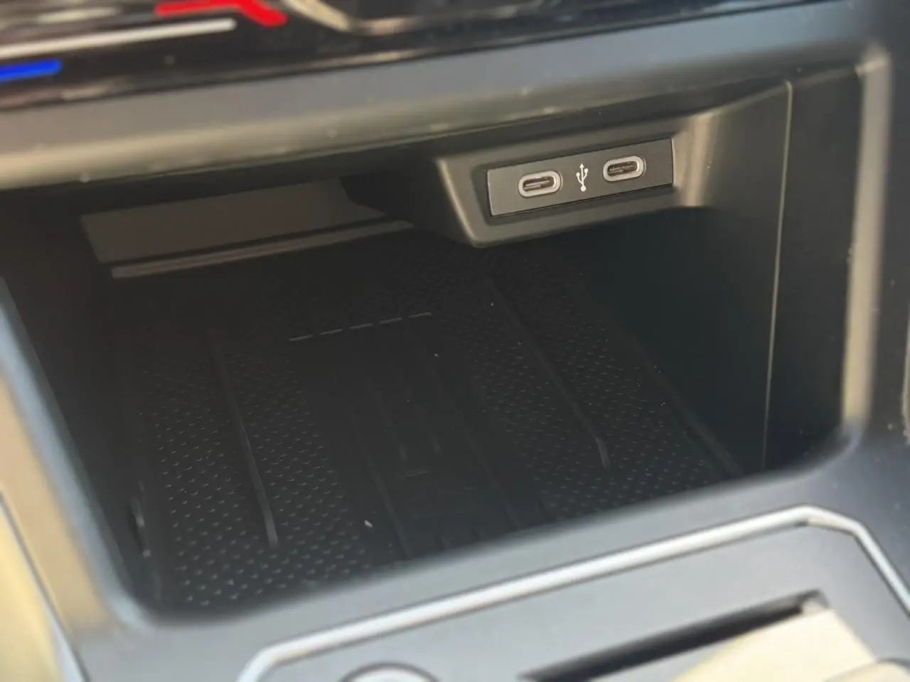 Gros plan sur la console centrale du Volkswagen Taigo noir 2025, montrant deux ports USB-C avant.