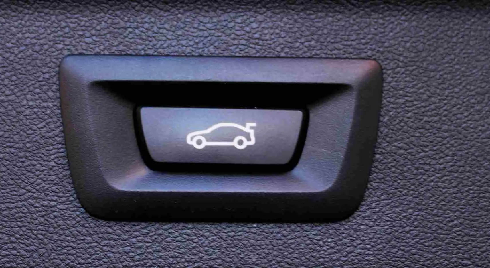 Bouton intérieur noir avec symbole blanc de voiture hybride pour ouverture du coffre du BMW X3 xDrive bleu métal 2023.