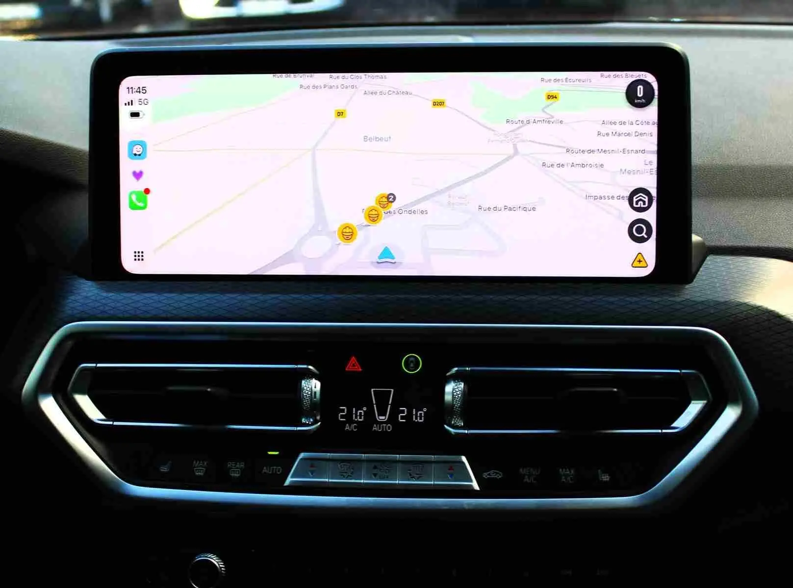 Écran tactile central avec système de navigation et commandes de climatisation dans l'habitacle du BMW X3 xDrive 30e 2023