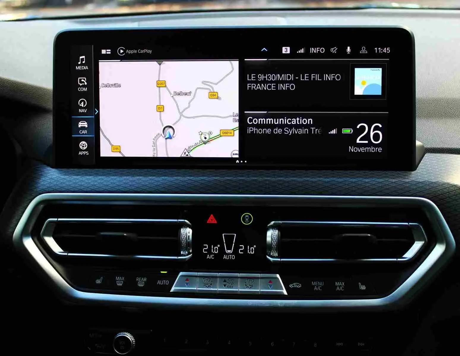 Écran tactile central et commandes de climatisation du BMW X3 xDrive 30e bleu métal 2023, vue intérieure frontale.