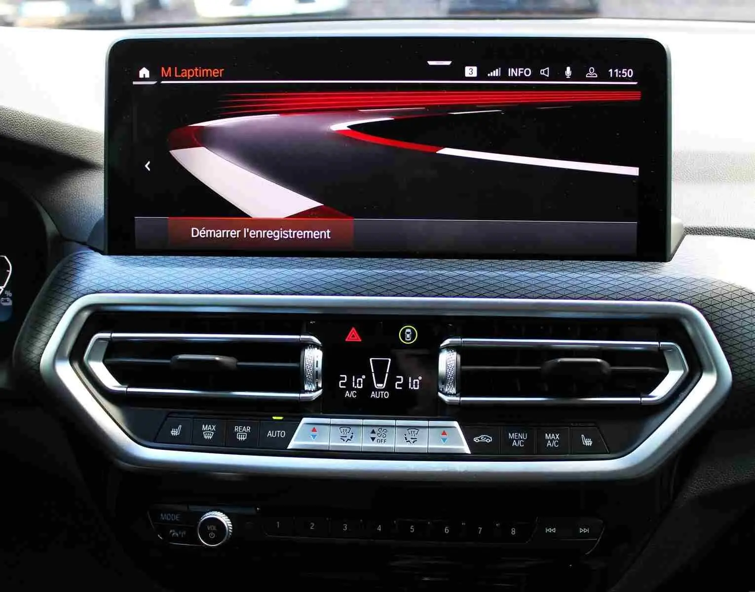 Écran central et commandes de climatisation du BMW X3 xDrive 30e 2023, intérieur moderne avec finition M Sport.