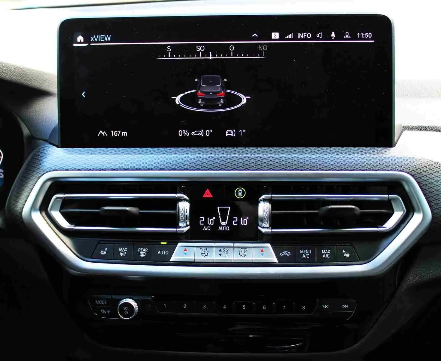 Tableau de bord du BMW X3 xDrive 30e 2023 avec écran tactile affichant la vue 360° et commandes climatisation digitales.