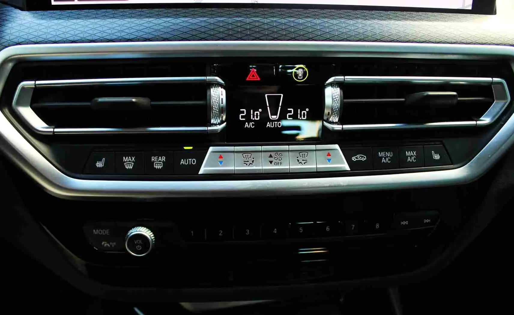 Détail du tableau de bord du BMW X3 xDrive 30e 2023 montrant la climatisation automatique et les commandes de ventilation.