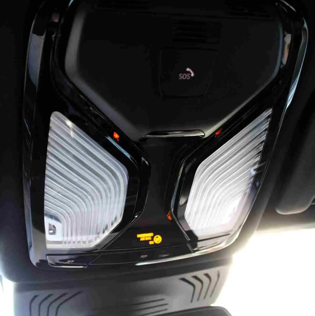 Plafonnier intérieur avec éclairage LED et bouton SOS du BMW X3 xDrive hybride rechargeable 2023.