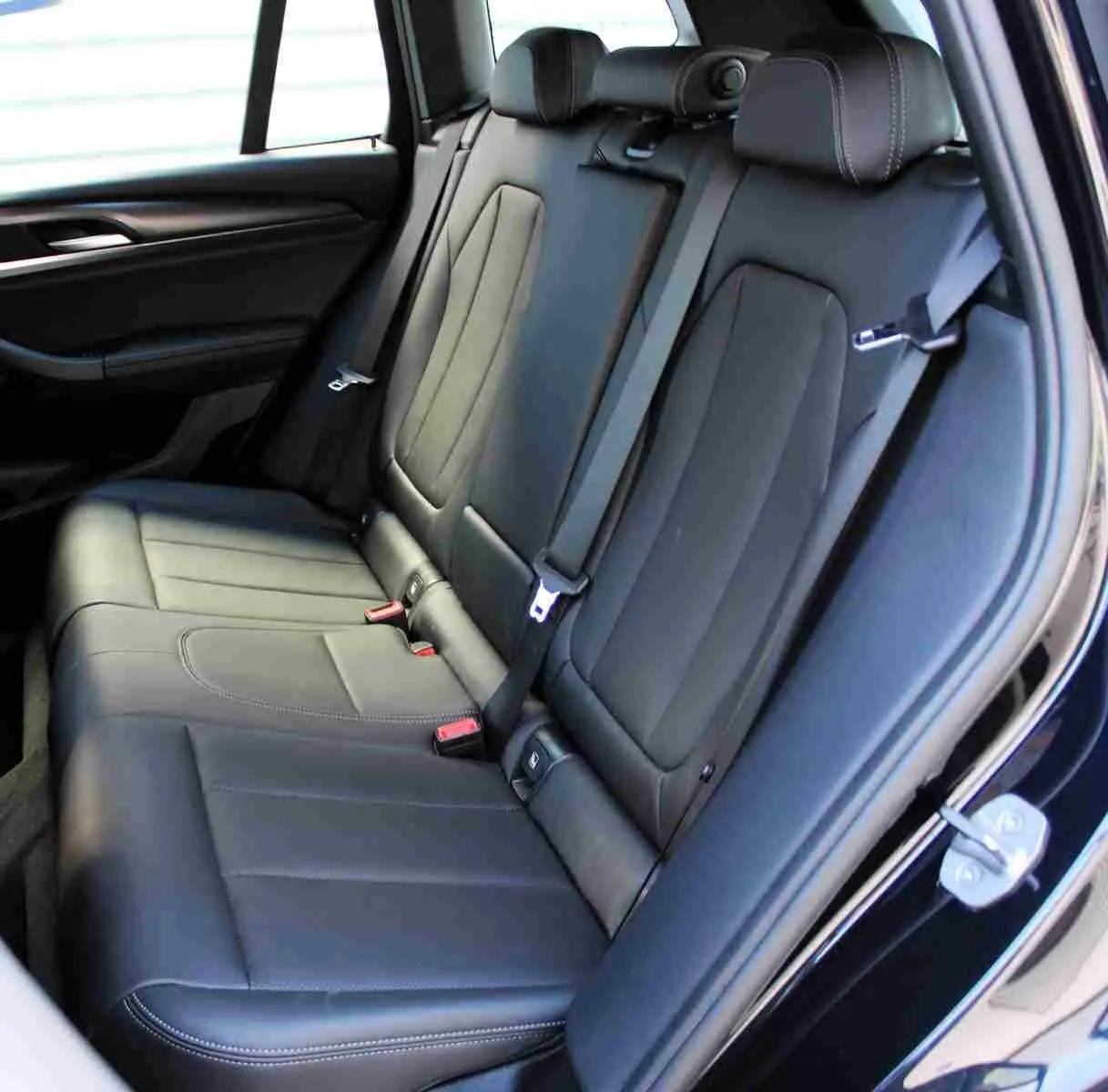 Vue côté droit des sièges arrière en cuir noir du BMW X3 xDrive 30e 2023, finition M Sport hybride rechargeable.