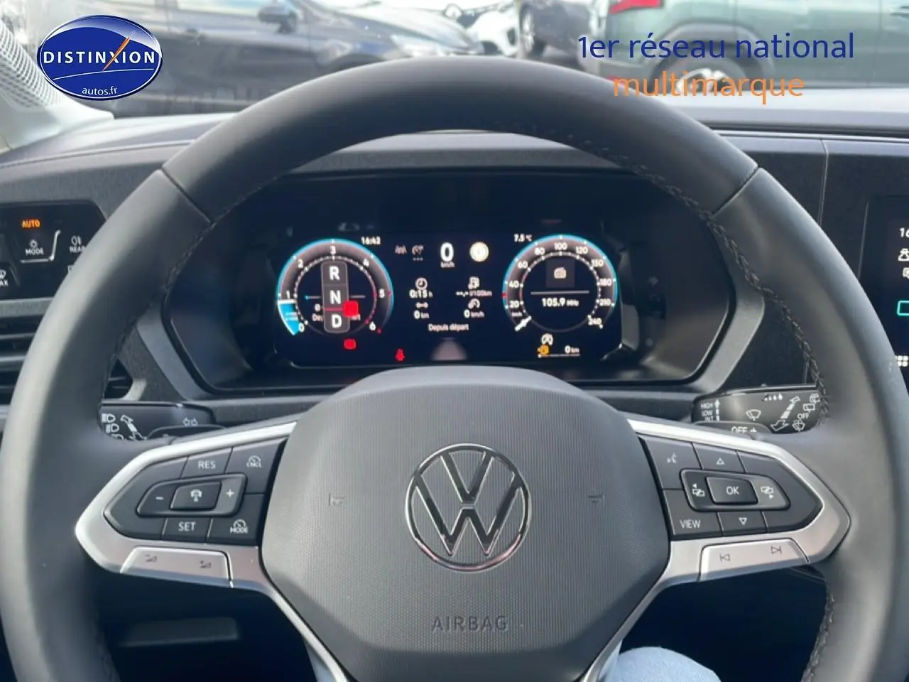 Vue intérieure du volant cuir multifonction du Volkswagen Caddy 2.0 TDI 122 DSG7, avec commandes au volant visibles côté droit.