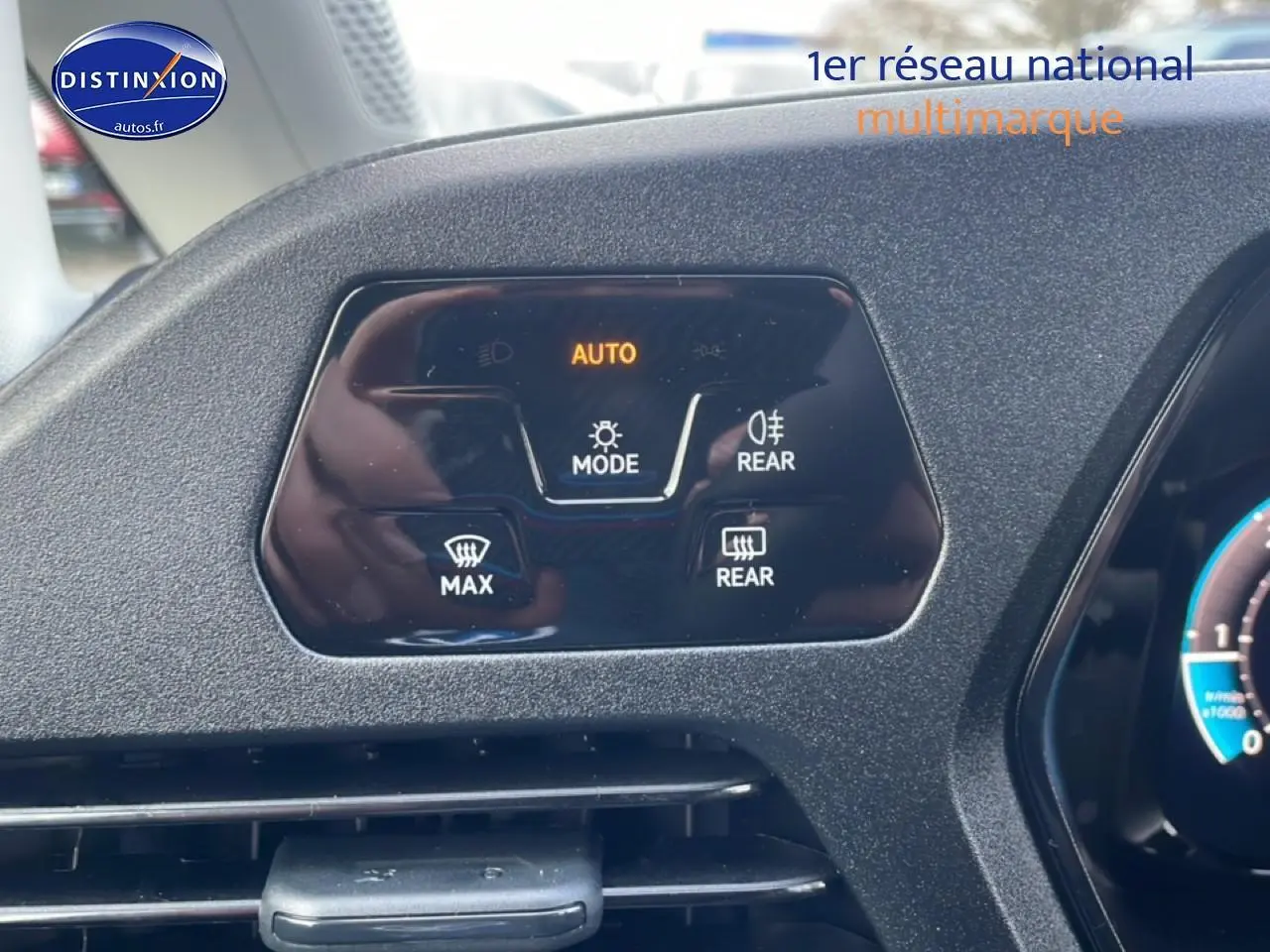 Détail du tableau de bord du Volkswagen Caddy gris argent 2025, montrant les commandes d’éclairage automatiques.