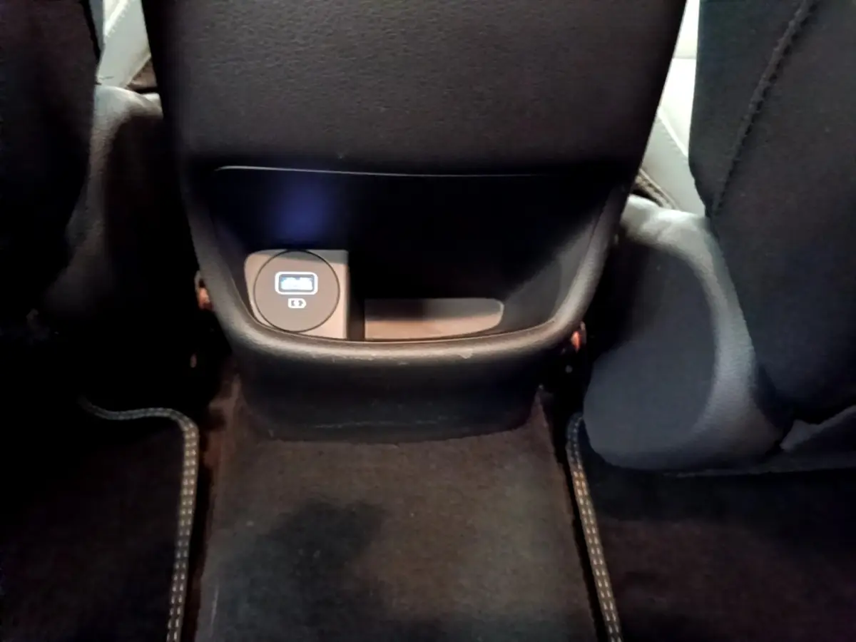 Prise USB arrière intégrée au bas du siège avant dans l'habitacle noir du Hyundai Kona électrique 2021.