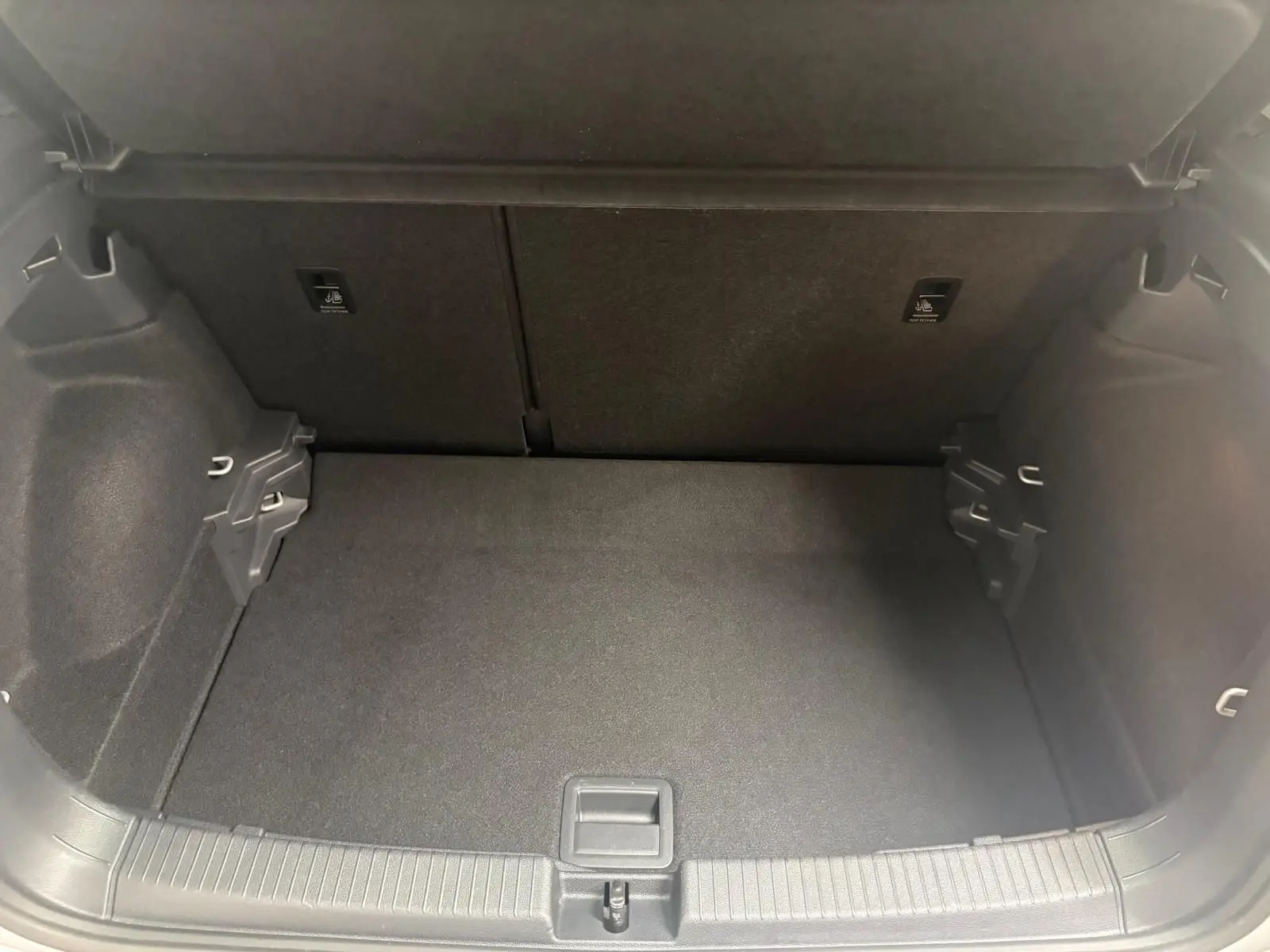 Coffre vide vu de face, intérieur noir, de la Volkswagen T-Cross 2024 couleur reflet d'argent.