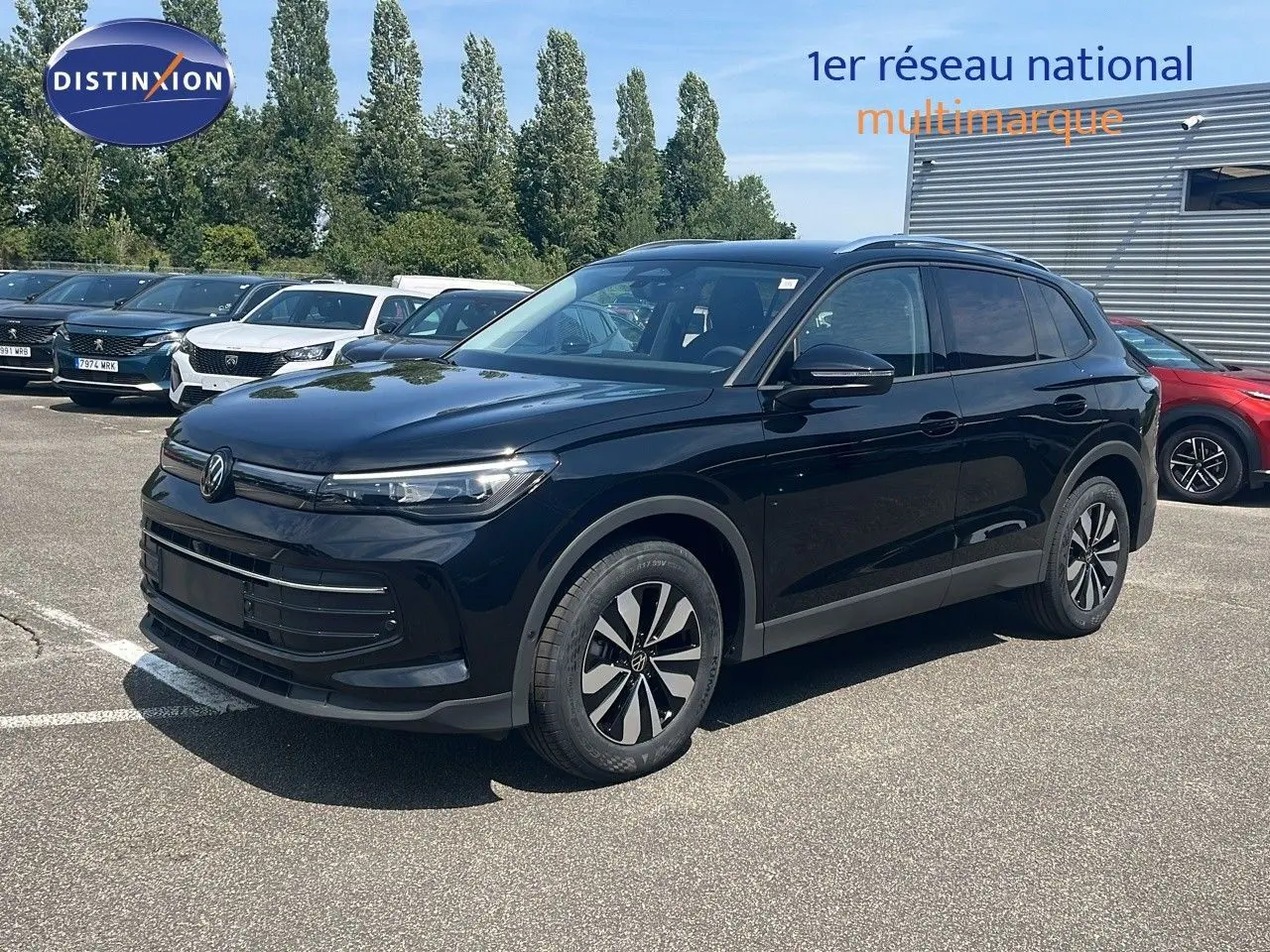 Volkswagen Tiguan 2026 noir grenadilla métal en 3/4 avant droit avec jantes alliage et calandre épurée.