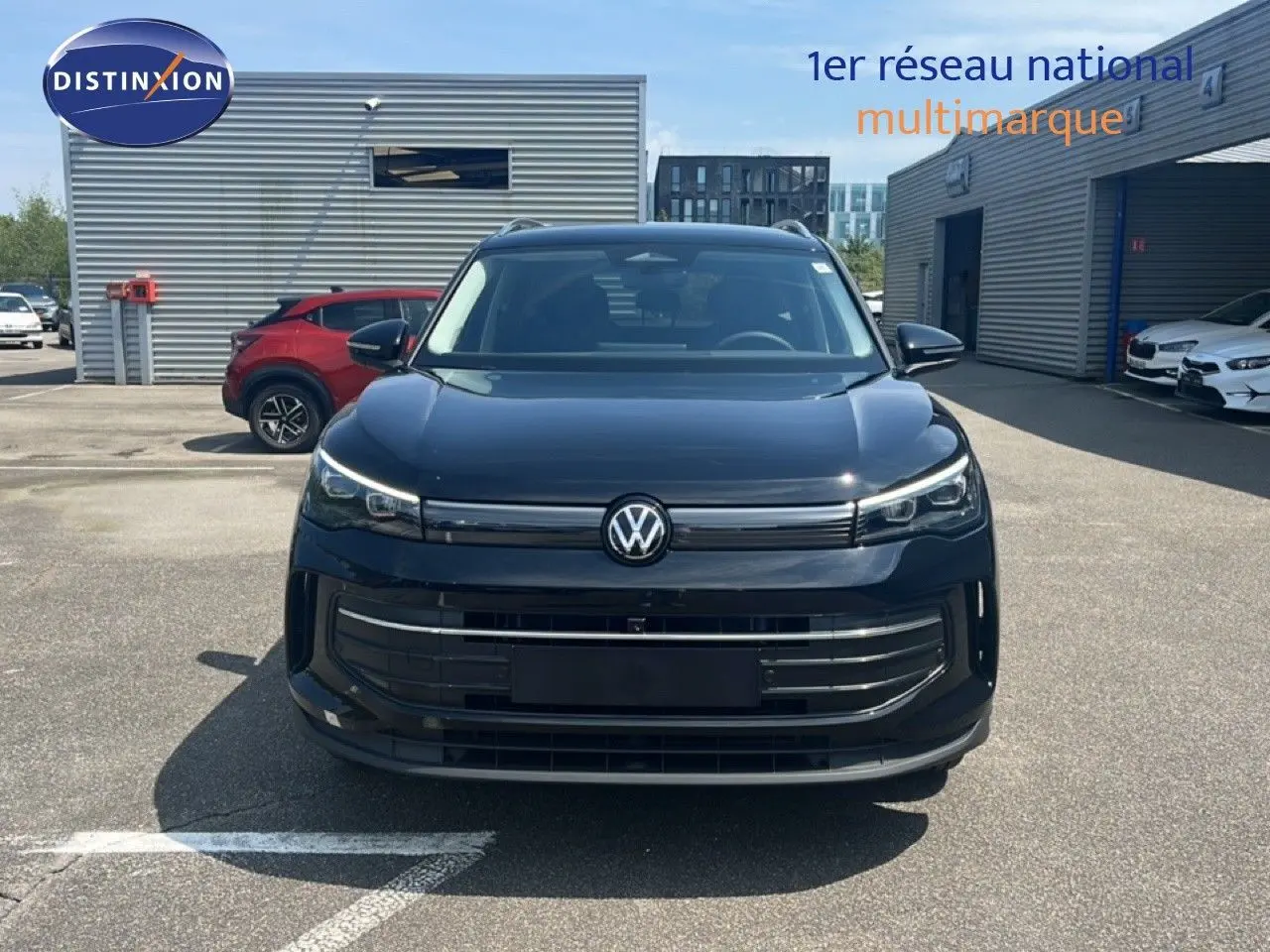 Volkswagen Tiguan noir Grenadilla métal vu de face, mettant en valeur sa calandre et ses phares LED fins.