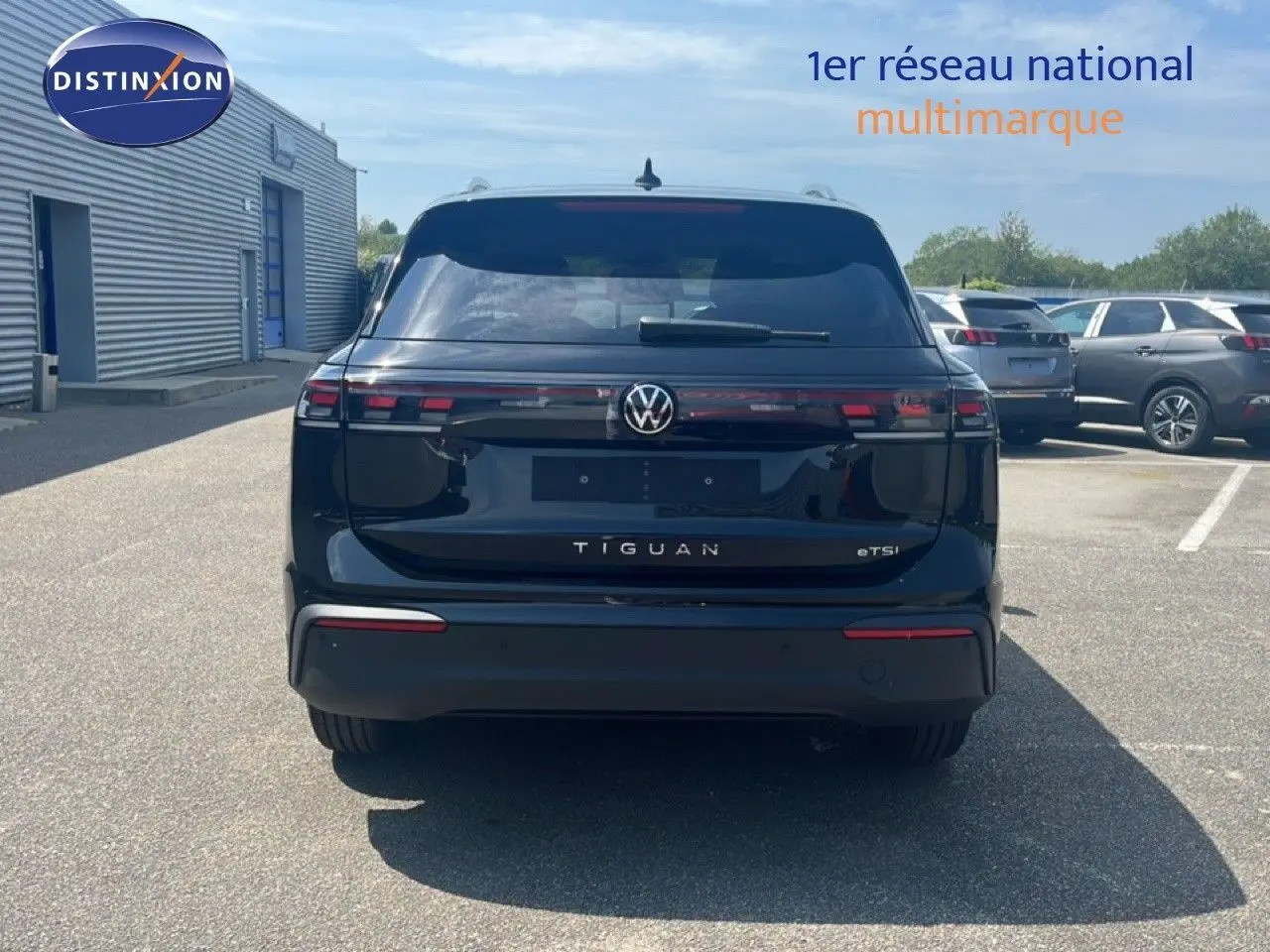 Vue arrière d'un Volkswagen Tiguan noir grenadilla métal 2026 avec logo et feux LED distinctifs.