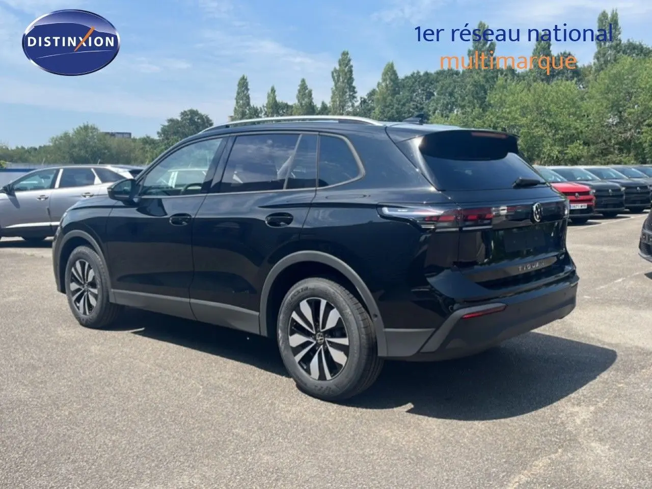 Volkswagen Tiguan noir grenadilla métal vu de trois quarts arrière droit avec jantes alliage et toit argenté.