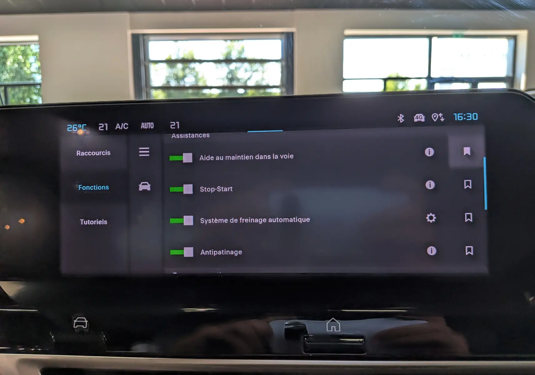 Écran tactile intérieur de la Citroën C4 hybride 2025 affichant les assistances à la conduite, vue de face.