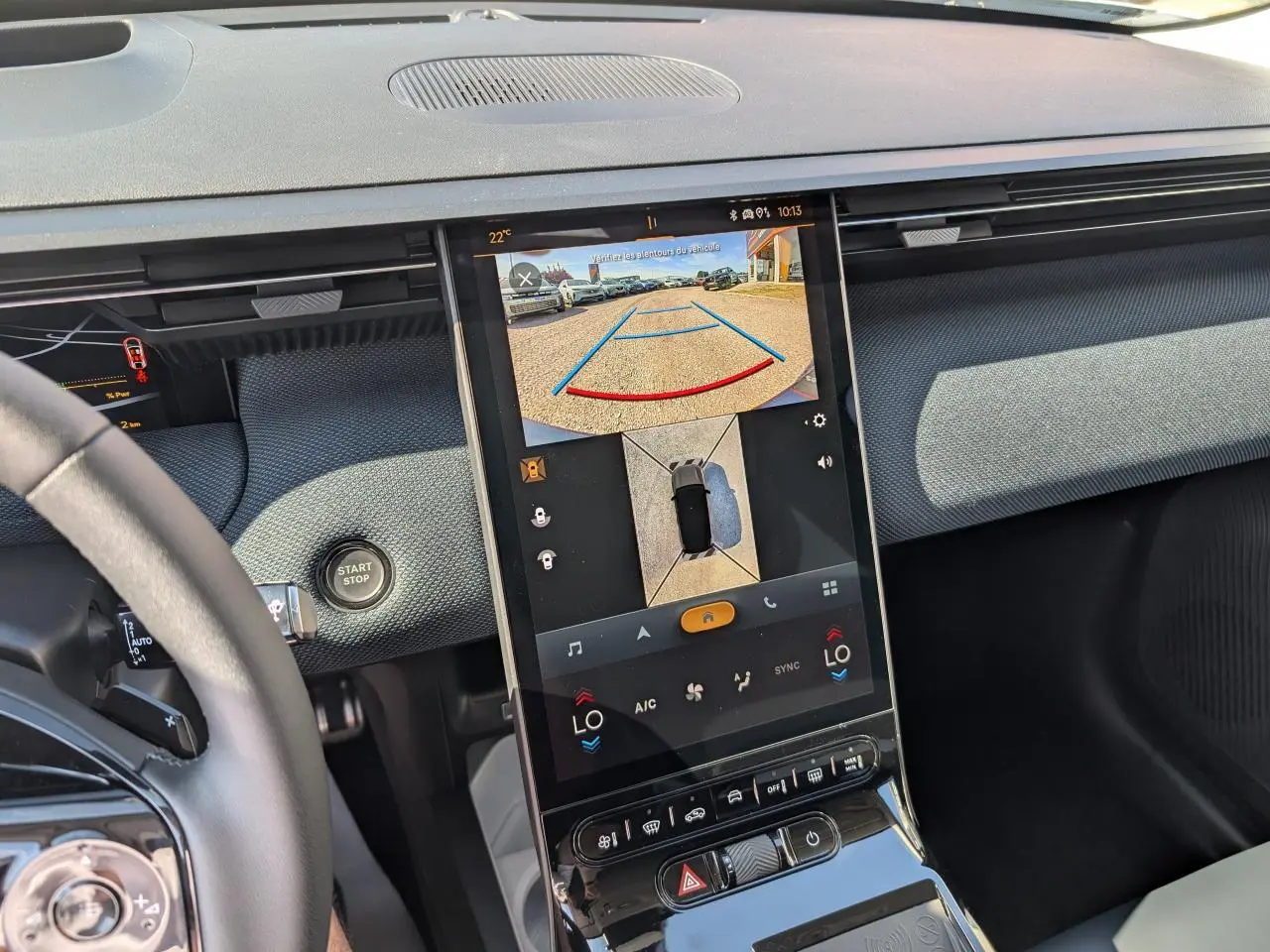Vue intérieure centrée sur l'écran tactile vertical du tableau de bord du Citroën C5 Aircross 2026.