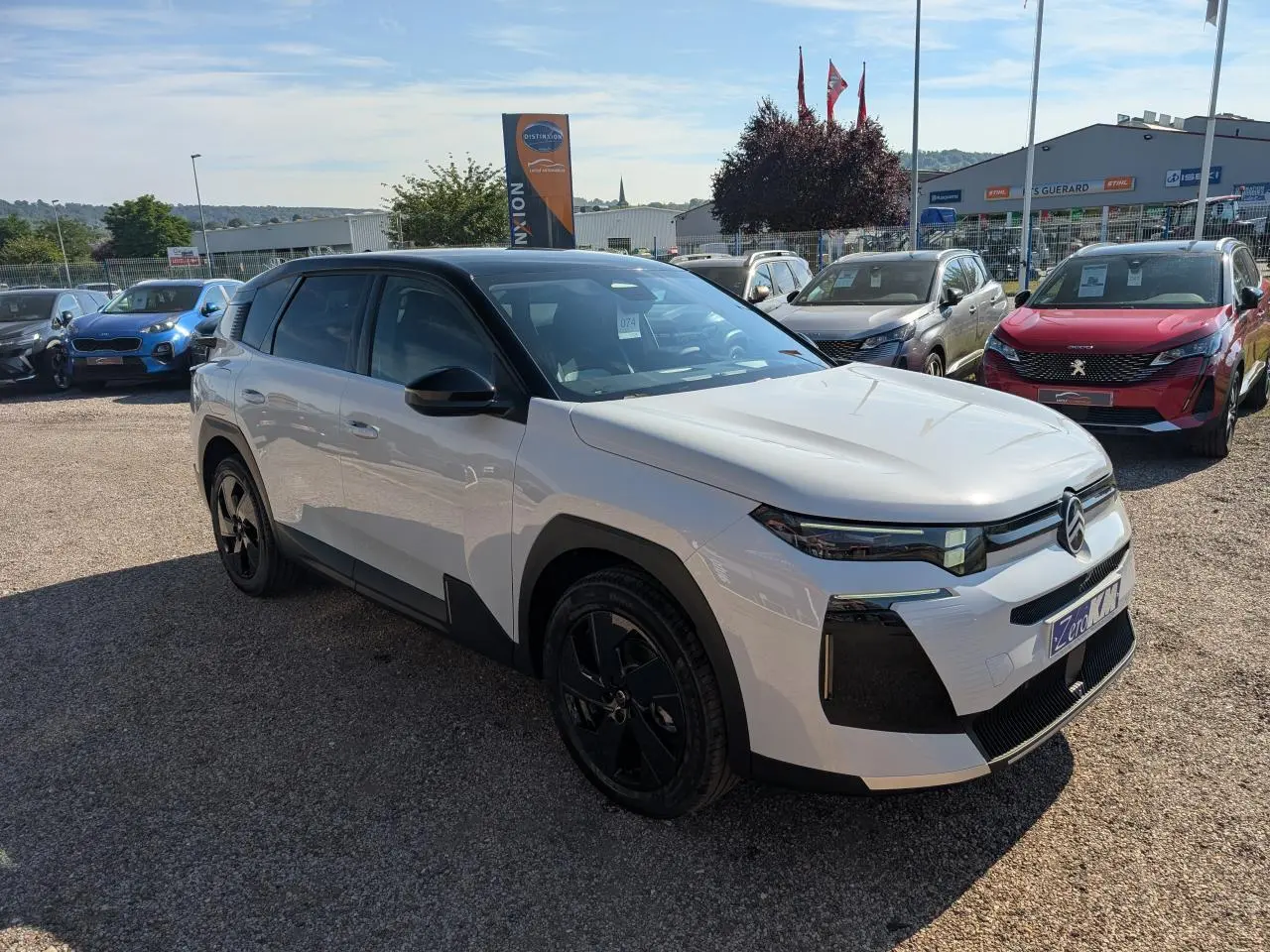 Citroën C5 Aircross blanc à toit noir Perla Nera, vue 3/4 avant droit avec jantes noires et calandre noire brillante.
