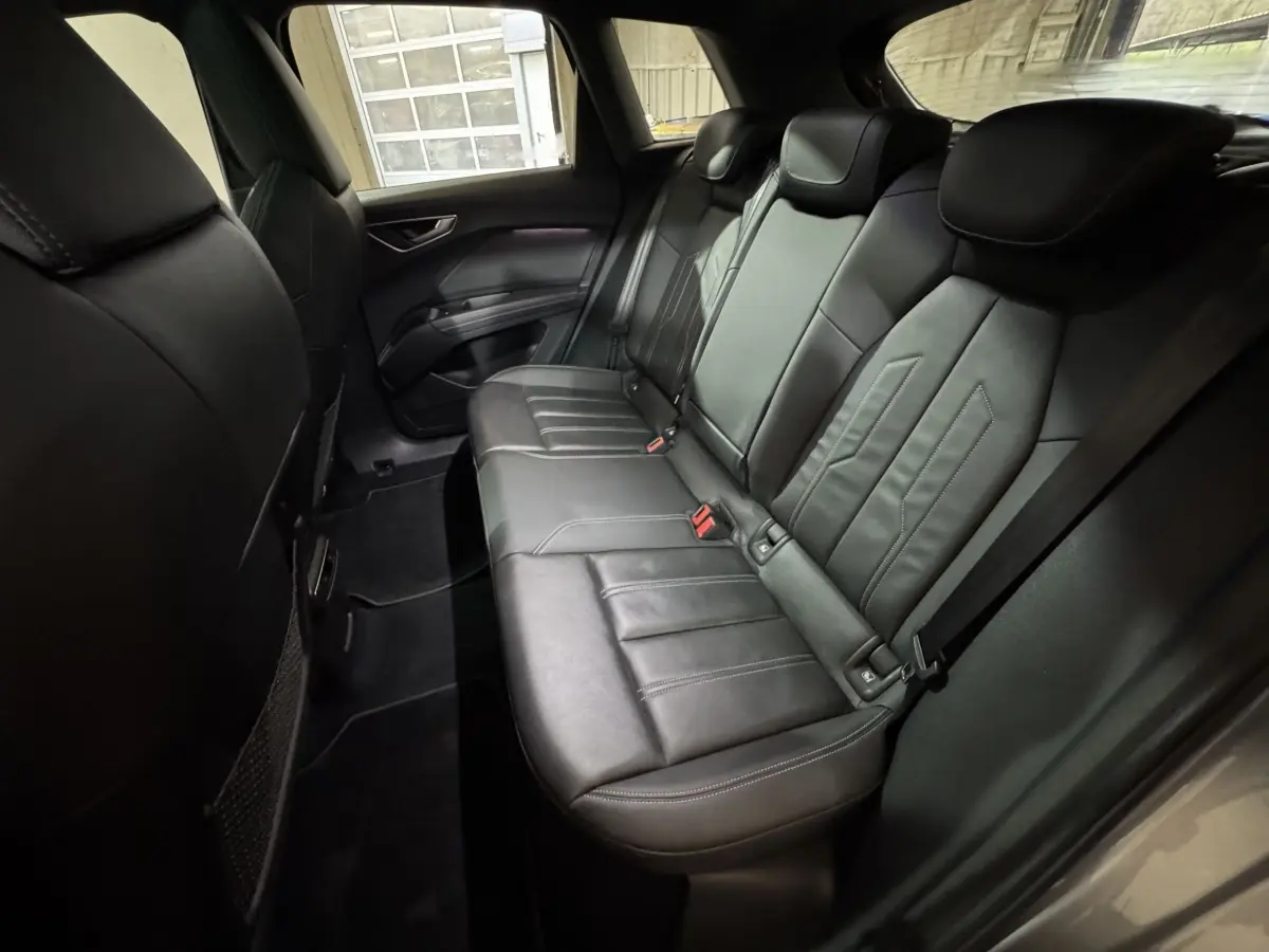 Vue intérieure côté droit des sièges arrière en cuir noir de l'Audi Q4 E-TRON Design Luxe 2022.