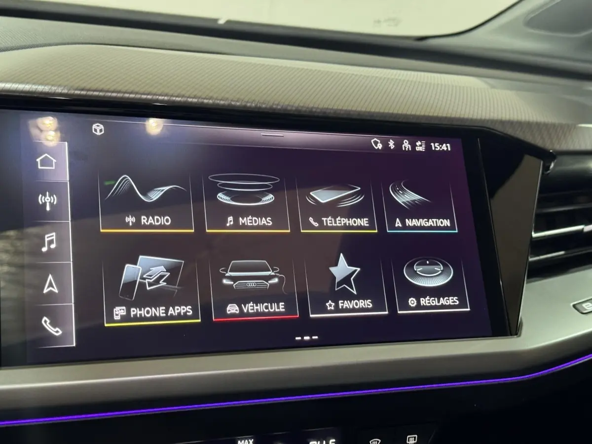 Écran tactile central de l'Audi Q4 E-TRON 2022 gris foncé, affichant le menu multimédia et navigation.