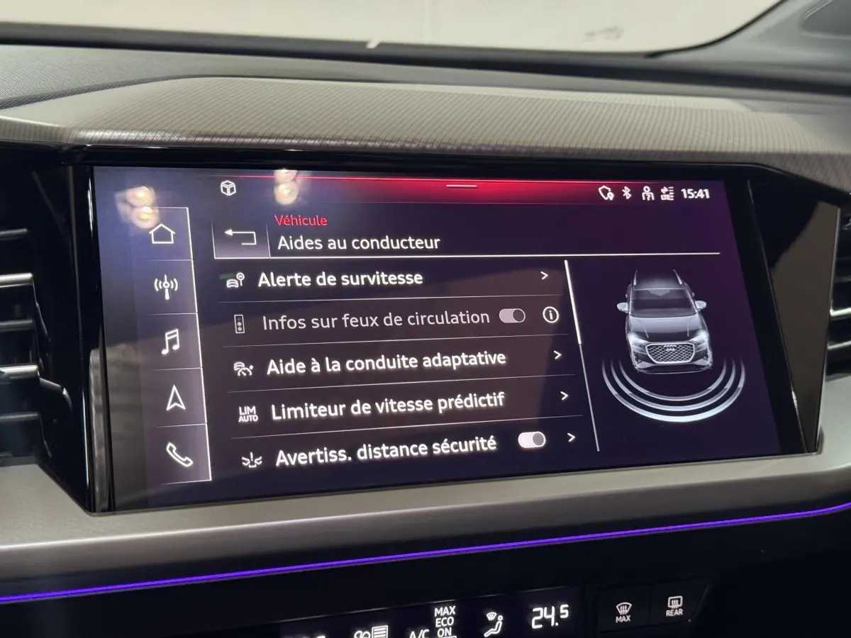 Écran tactile central intérieur de l'Audi Q4 E-TRON 2022 montrant les aides à la conduite en mode nuit.