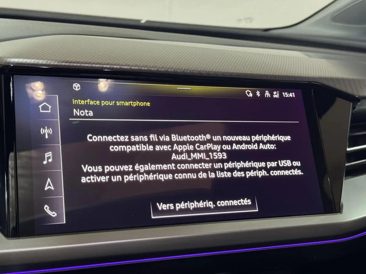 Écran tactile central affichant l'interface smartphone dans l'Audi Q4 E-TRON Design Luxe 2022, intérieur moderne noir.
