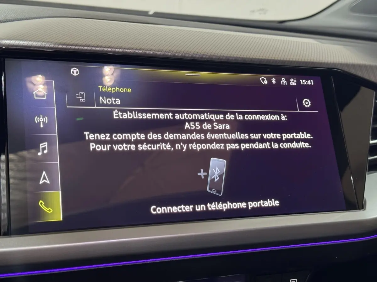 Écran tactile central affichant la connexion Bluetooth dans l'habitacle d'un Audi Q4 E-TRON gris foncé.