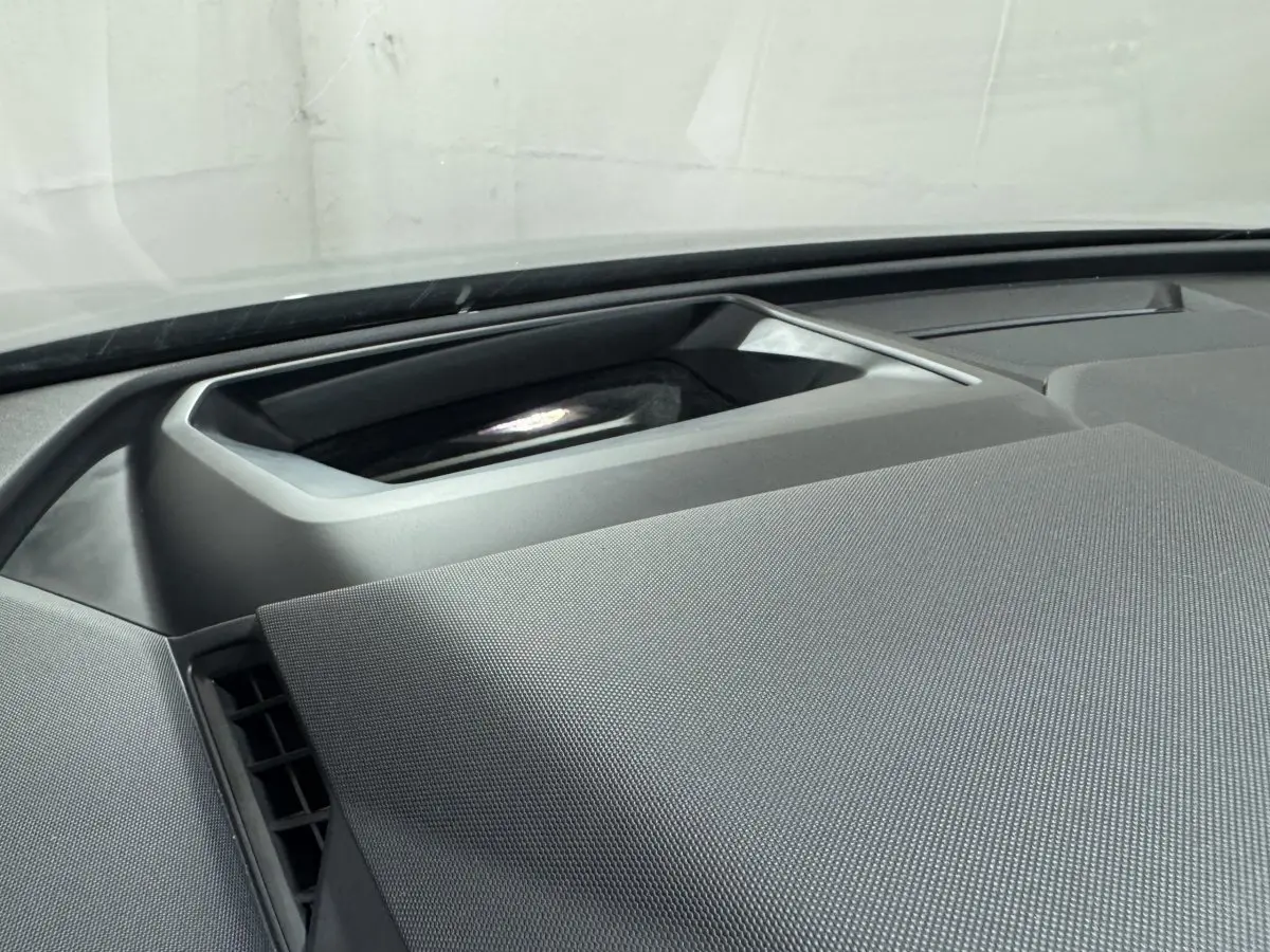 Détail du tableau de bord gris foncé de l'Audi Q4 E-TRON 50 quattro 2022, mettant en valeur la finition Design Luxe.