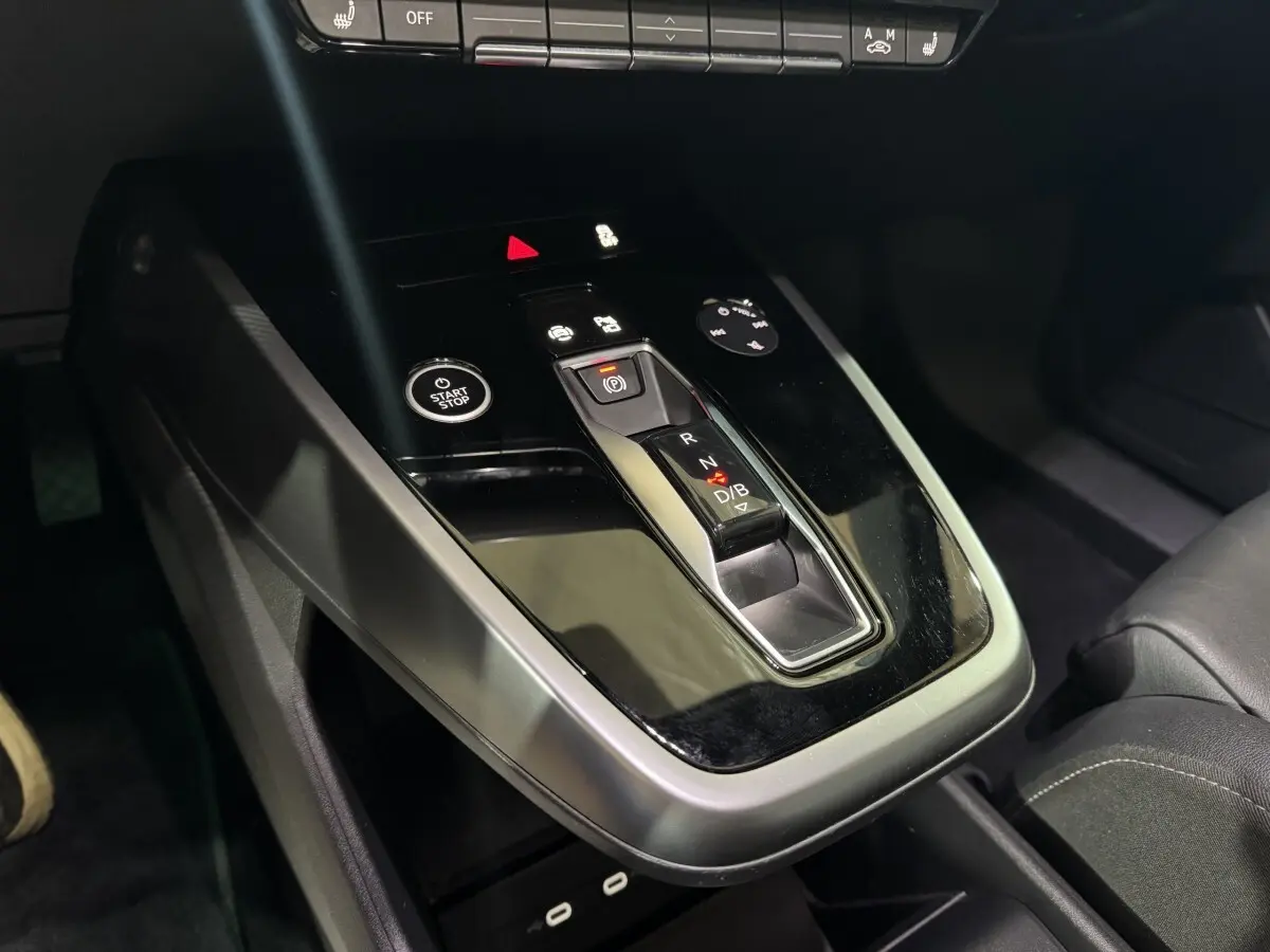 Gros plan sur la console centrale noire brillante avec levier de vitesses automatique de l'Audi Q4 E-TRON gris foncé 2022.
