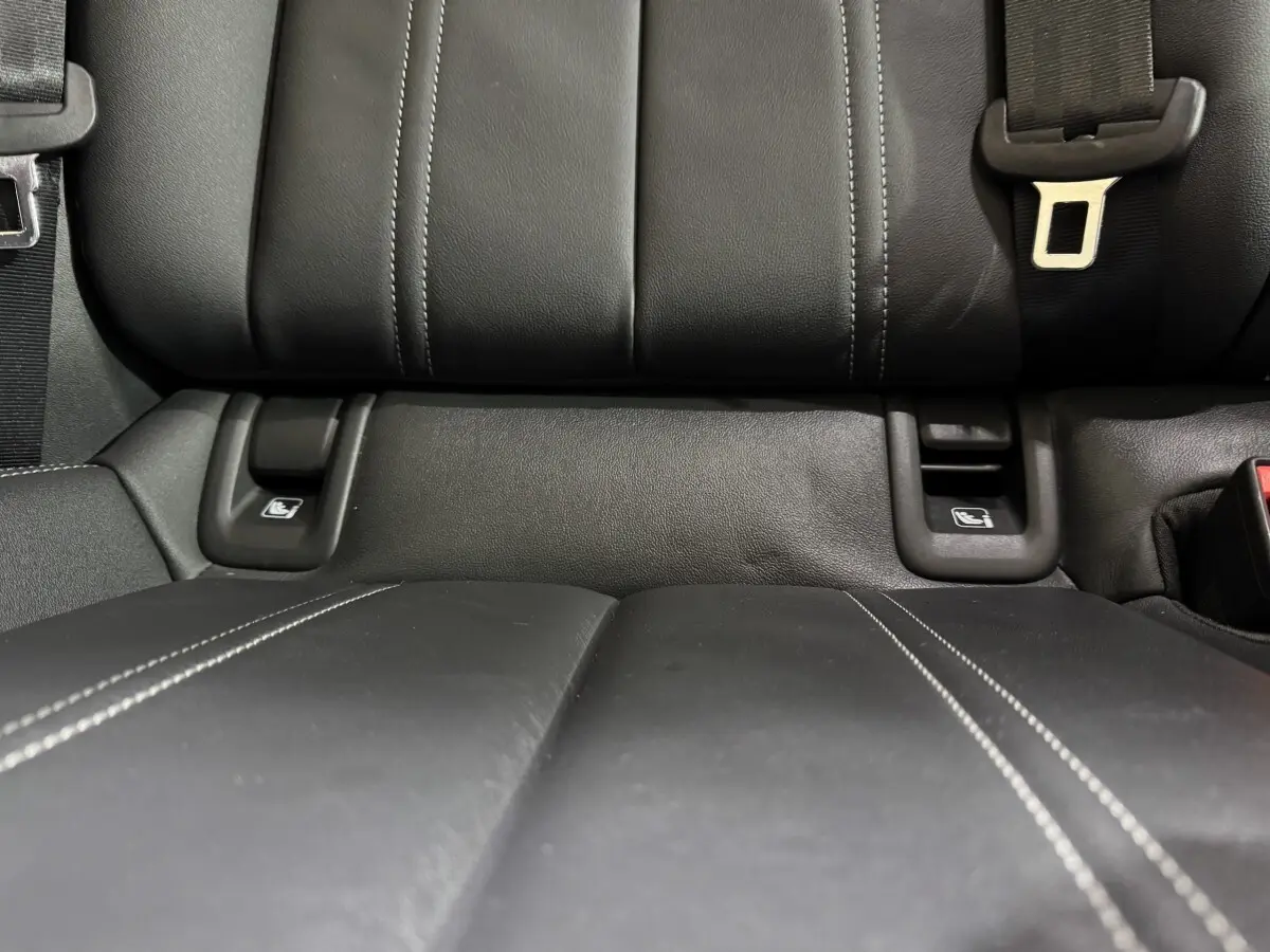 Gros plan sur la banquette arrière en cuir noir avec surpiqûres blanches de l'Audi Q4 E-TRON Design Luxe 2022.