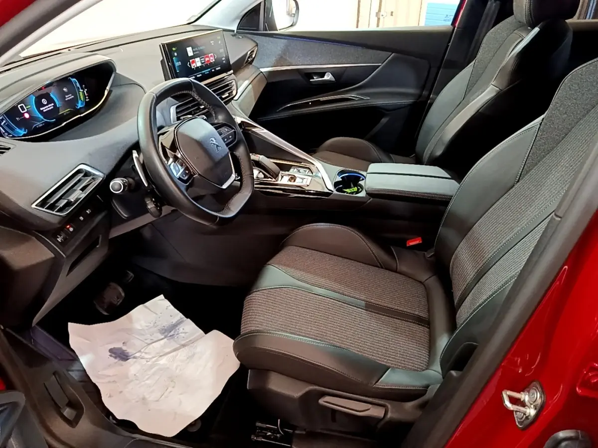Vue intérieure côté conducteur du Peugeot 3008 hybride rechargeable 2021, sièges noirs et tableau de bord digital.
