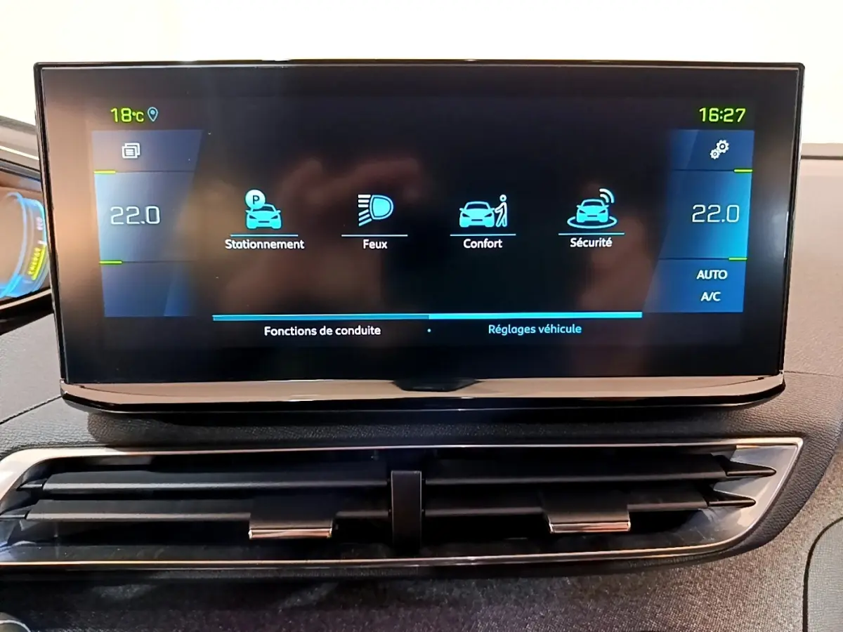 Écran tactile central du tableau de bord du Peugeot 3008 hybride rechargeable, affichant les réglages de conduite et climatisation.