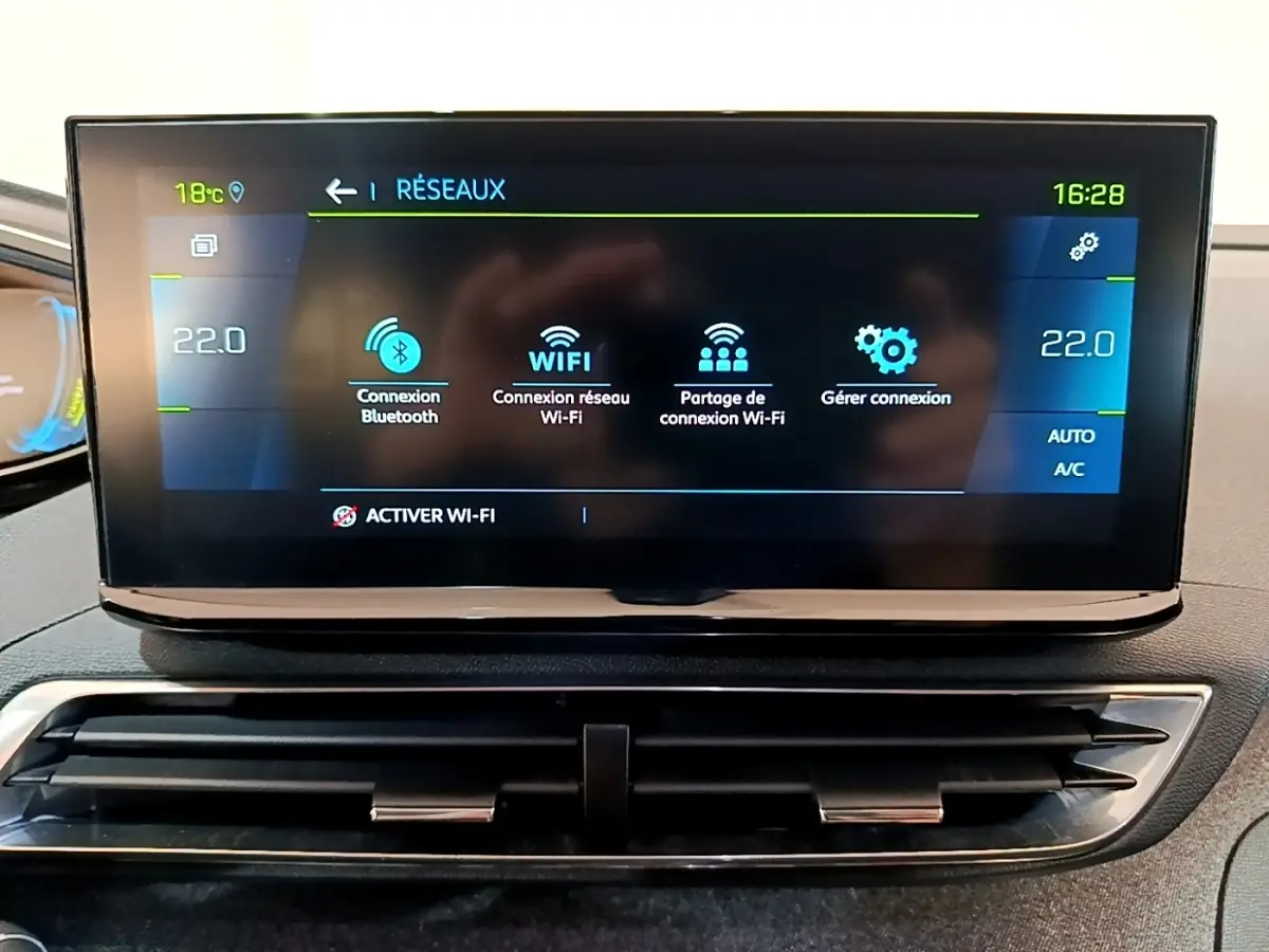 Écran tactile central affichant les options Wi-Fi et Bluetooth du tableau de bord du Peugeot 3008 hybride rechargeable.