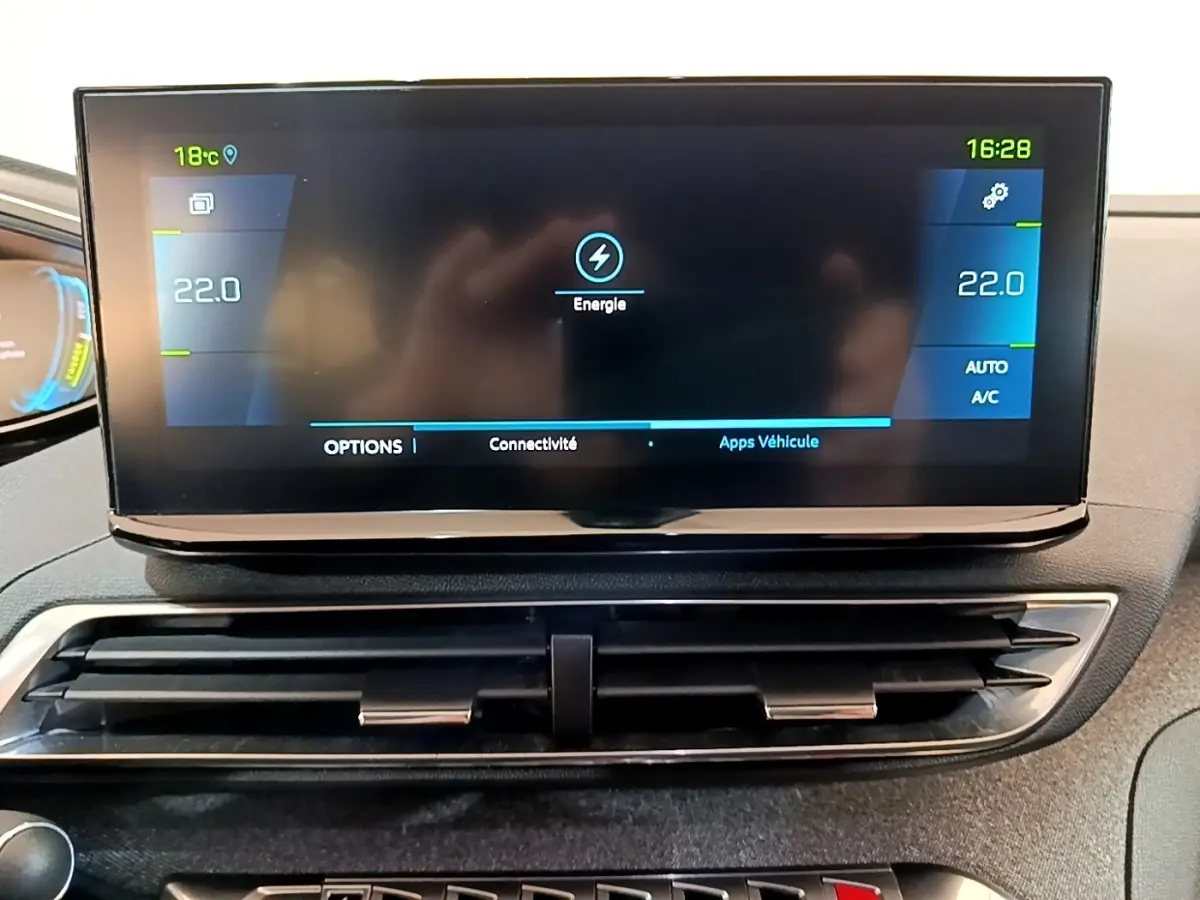 Écran tactile central affichant la gestion d'énergie et la climatisation à 22°C dans un Peugeot 3008 hybride rechargeable.
