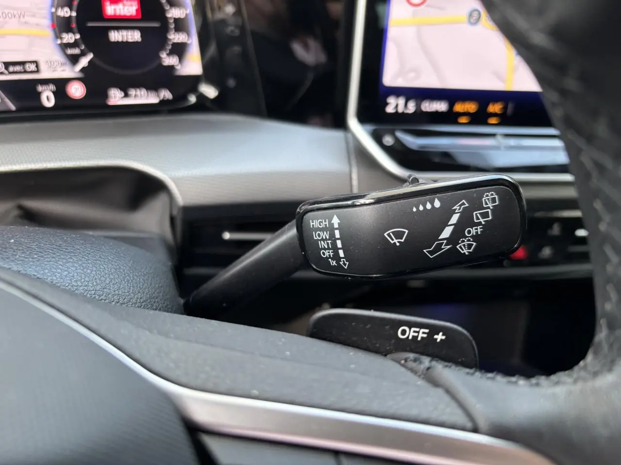 Gros plan sur la commande d’essuie-glace à droite du volant dans l’habitacle d’une Volkswagen Golf blanche 2024.