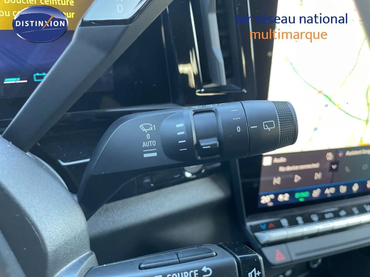 Gros plan sur la commande d’essuie-glace à gauche du volant dans l’habitacle du Renault Austral noir étoile métal.