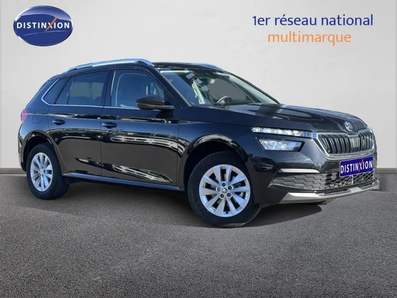 Skoda Kamiq noir Magic nacré en vue 3/4 avant droit avec calandre chromée et jantes alu visibles.