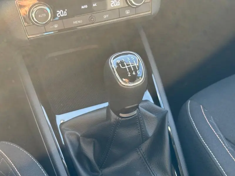 Gros plan sur levier de vitesses manuelle noir et tableau de bord du Skoda Kamiq 1.5 TSI Ambition 2023.