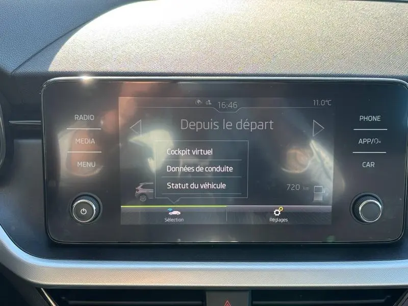 Écran tactile central du Skoda Kamiq 2023 affichant le menu principal avec options de conduite et réglages.